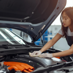 vệ sinh khoang động cơ xe điện đúng cách, không dùng nước áp lực cao