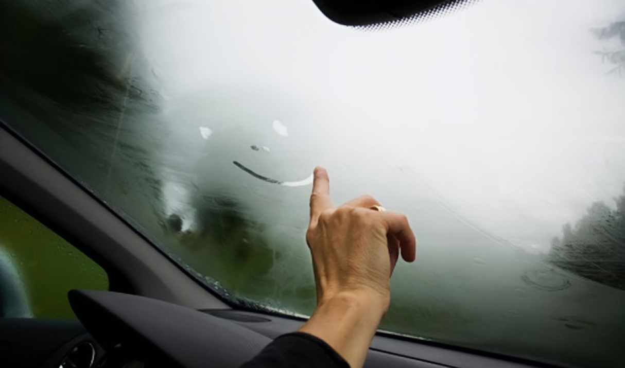 Xe Bị Hấp Hơi Bên Trong: 4 Nguyên Nhân & Cách Xử Lý Nhanh