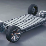 Biểu đồ minh họa các lý do giá pin xe điện giảm, bao gồm công nghệ LFP, Gigafactory, và Cell-to-Pack