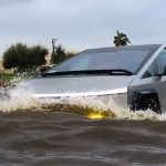Không nên chủ động cho xe ô tô điện (EV) lội nước. Một vài mẫu xe được thiết kế có khả năng fording (vượt ngập) ở mức độ giới hạn, nhưng tình huống lũ lụt thực tế (dòng nước chảy mạnh, nước bẩn/salinity, đá/ổ gà ẩn dưới mặt nước) làm tăng rủi ro cao — gây hỏng điện, chập điện cao thế, nguy cơ cháy/thoát hiểm và mất hiệu lực bảo hiểm. Bài viết này giải thích kỹ vì sao, trích dẫn nguồn chính thống và đưa ra checklist hành động khi gặp tình huống nước ngập.