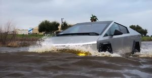 Không nên chủ động cho xe ô tô điện (EV) lội nước. Một vài mẫu xe được thiết kế có khả năng fording (vượt ngập) ở mức độ giới hạn, nhưng tình huống lũ lụt thực tế (dòng nước chảy mạnh, nước bẩn/salinity, đá/ổ gà ẩn dưới mặt nước) làm tăng rủi ro cao — gây hỏng điện, chập điện cao thế, nguy cơ cháy/thoát hiểm và mất hiệu lực bảo hiểm. Bài viết này giải thích kỹ vì sao, trích dẫn nguồn chính thống và đưa ra checklist hành động khi gặp tình huống nước ngập.