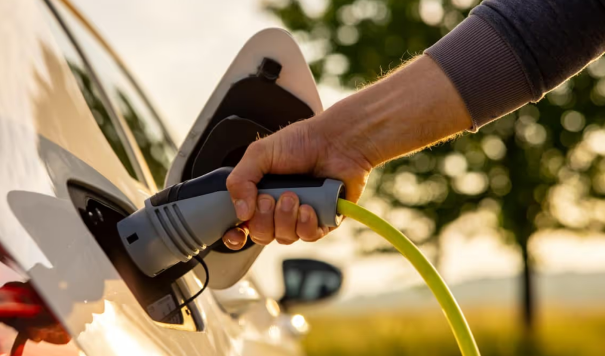 Cổng Sạc Bị Kẹt: 3 mẹo “cấp cứu” để rút súng sạc ra khỏi xe một cách an toàn