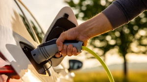 3 mẹo an toàn để xử lý súng sạc xe điện bị kẹt, bao gồm mở khóa bằng chìa khóa, kéo lẫy khẩn cấp, và liên hệ hỗ trợ trụ sạc.